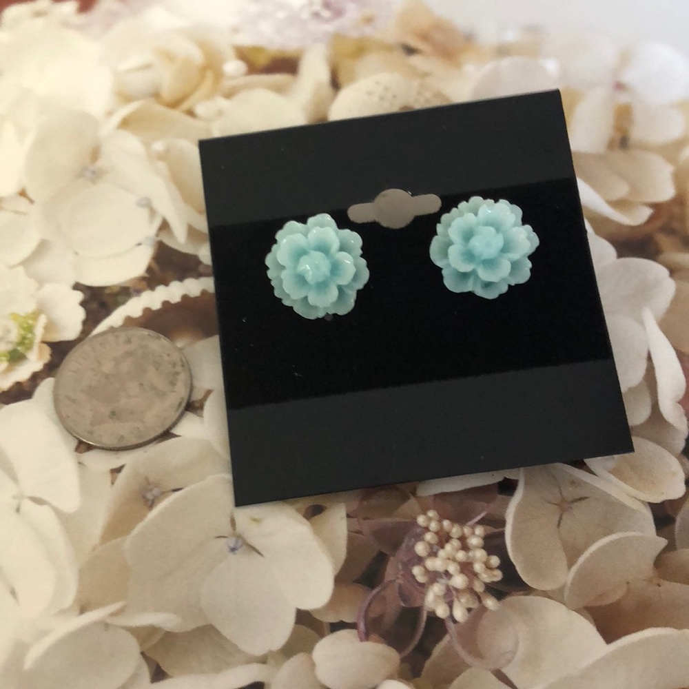 ❗️NEW❗️ adorable light blue flower earrings - Picture 4 of 4